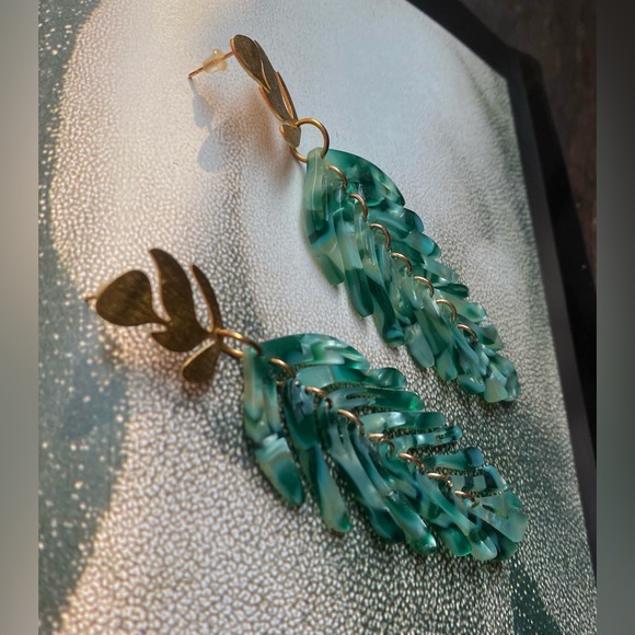 SOLD | Long lightweight tortoise shell leaf pattern earrings - Picture 3 of 4